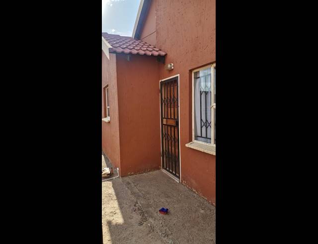 2 BEDROOM HOUSE FOR SALE IN BEVERLEY HILLS